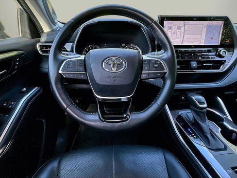Used 2021 Toyota Highlander Limited FWD image 11