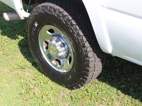 Used 2004 Chevrolet Silverado 2500 LS w/ Heavy-Duty Power Package image 16