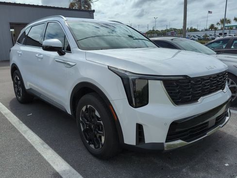 Certified 2025 Kia Sorento S image 2