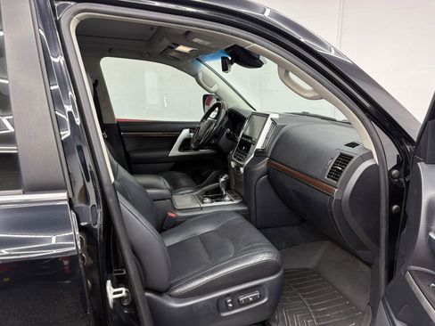 Used 2016 Toyota Land Cruiser image 14