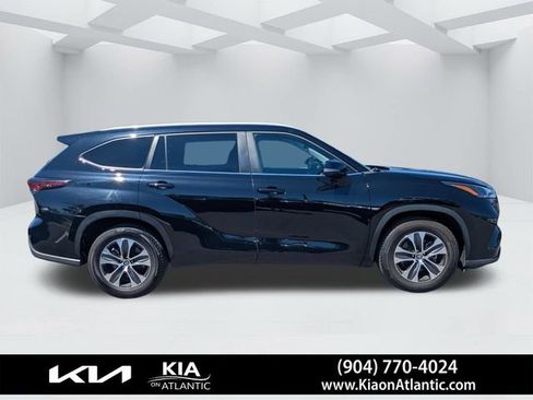 Used 2024 Toyota Highlander XLE FWD image 2