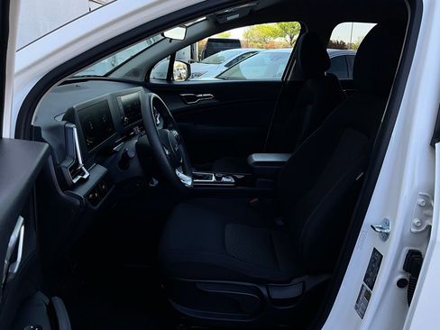 Used 2025 Kia Sportage LX image 10
