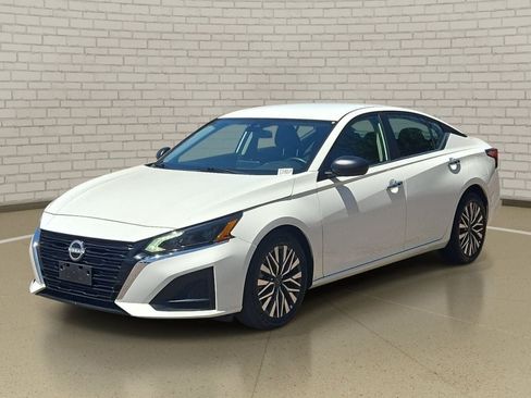 Used 2025 Nissan Altima 2.5 SV FWD image 1