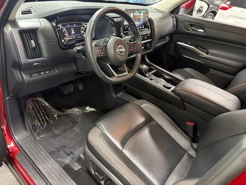 Used 2023 Nissan Pathfinder SL AWD/4WD image 19