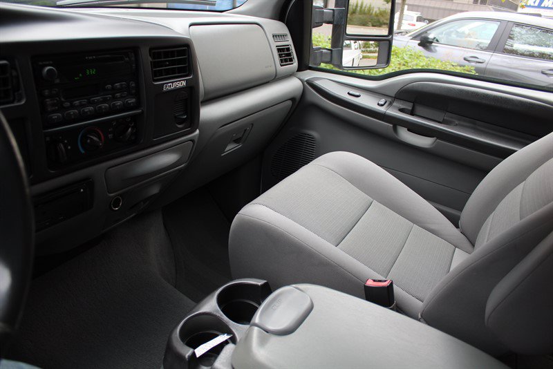 Used 2005 Ford Excursion XLT AWD/4WD image 16