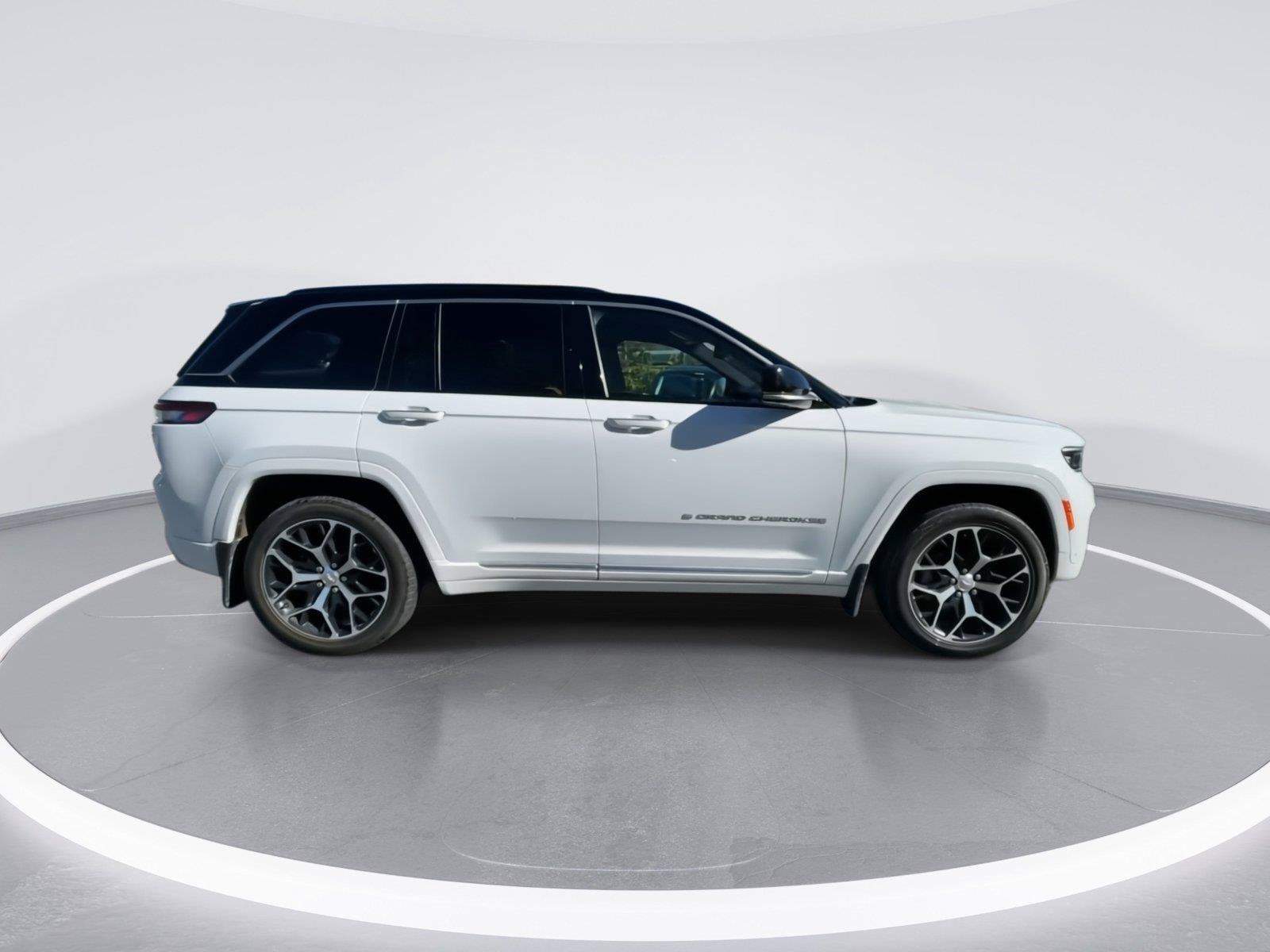 Used 2024 Jeep Grand Cherokee Summit AWD/4WD image 9