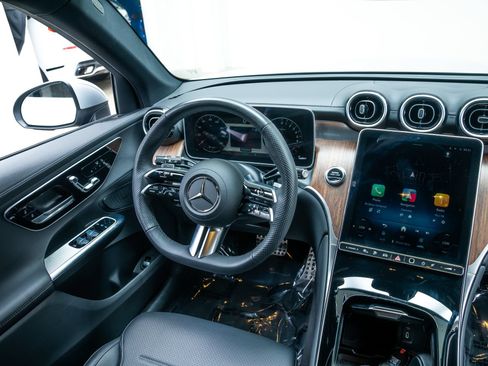 Used 2025 Mercedes-Benz GLC 350e 4MATIC w/ AMG Line image 9