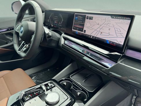 Used 2025 BMW 550e xDrive w/ Premium Package image 32