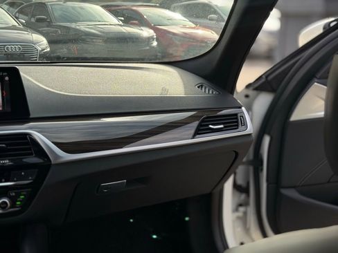 Used 2019 BMW 530e image 22