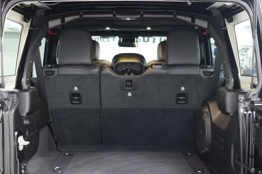 Used 2025 Jeep Wrangler Unlimited Sahara AWD/4WD image 21