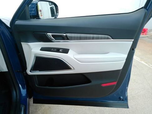 Used 2024 Kia Telluride SX w/ Towing Package image 19