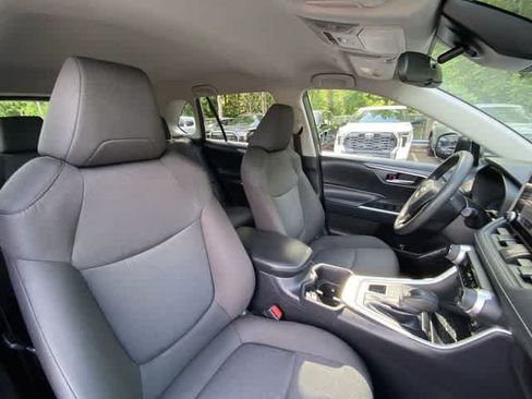 Used 2025 Toyota RAV4 XLE AWD/4WD image 24