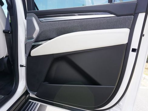 Used 2025 Cadillac Escalade ESV V AWD/4WD image 46