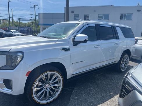 Used 2022 GMC Yukon XL Denali w/ Denali Premium Package image 2