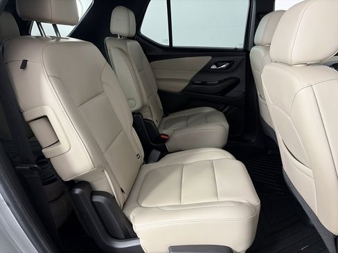 Used 2022 Chevrolet Traverse LT image 29