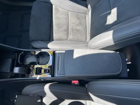Used 2025 Volvo XC40 B5 Plus AWD/4WD image 25