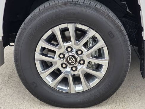 Used 2025 Toyota Tacoma Limited AWD/4WD image 9