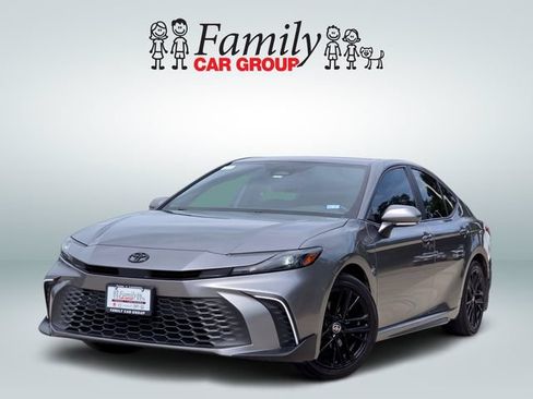 Used 2025 Toyota Camry SE w/ Convenience Package FWD image 1
