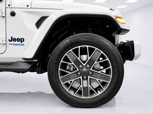 Used 2022 Jeep Wrangler Unlimited Sahara AWD/4WD image 8