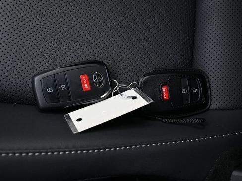 Used 2024 Toyota Prius XLE FWD image 30