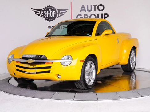 Used 2006 Chevrolet SSR w/ Preferred Equipment Group RWD image 3