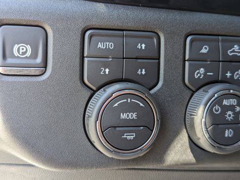 Used 2025 Chevrolet Silverado 1500 High Country AWD/4WD image 32