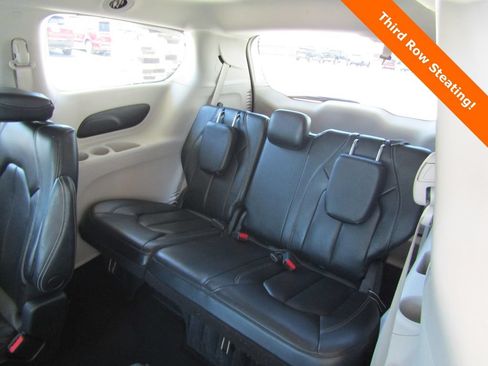 Used 2023 Chrysler Pacifica Touring-L FWD image 18