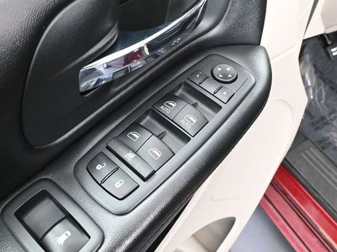 Used 2020 Dodge Grand Caravan SE w/ UConnect Hands-Free Group FWD image 19