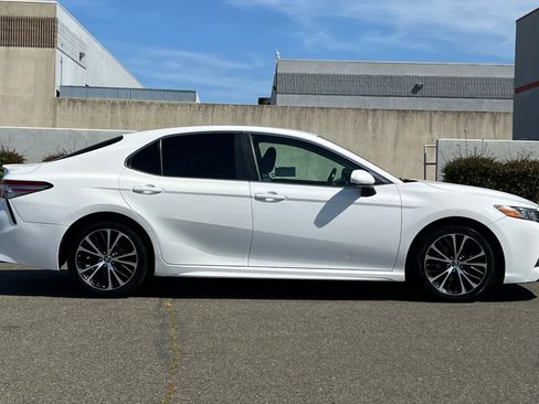 Used 2018 Toyota Camry SE image 6