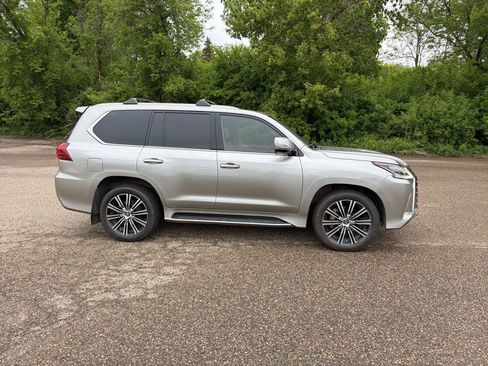 Used 2021 Lexus LX 570 4WD w/ Luxury Package image 18