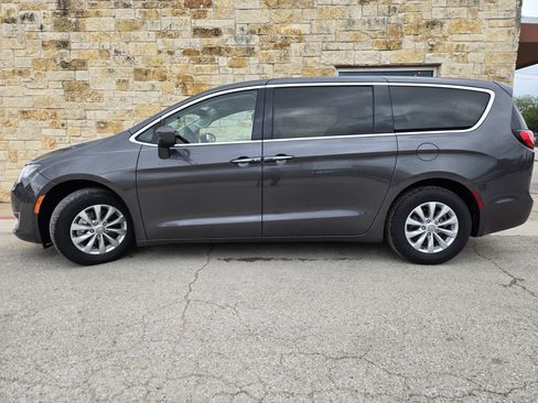 Used 2019 Chrysler Pacifica Touring Plus image 1