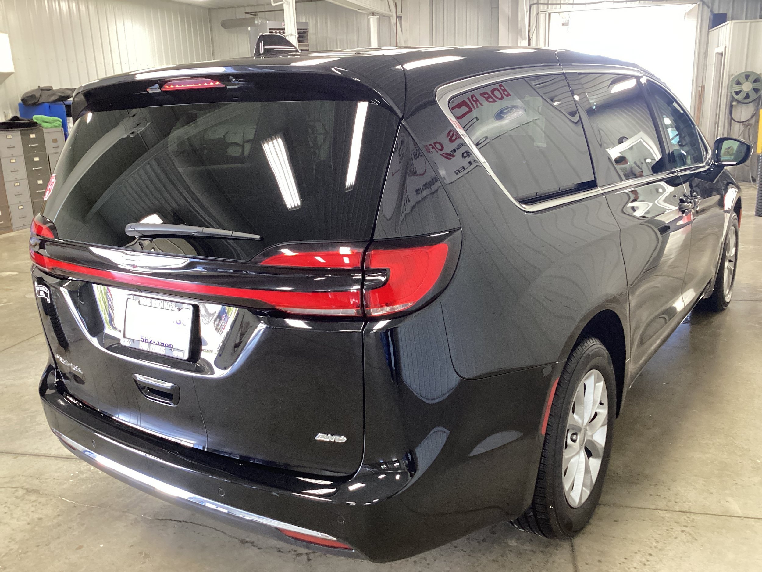 Used 2024 Chrysler Pacifica Touring-L AWD/4WD image 7