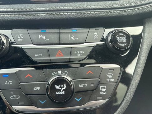 Used 2025 Chrysler Pacifica Limited FWD image 21