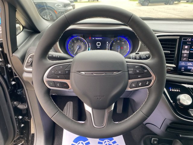 New 2027 Chrysler Pacifica Select FWD image 5