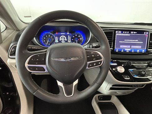Used 2024 Chrysler Pacifica Touring-L FWD image 13
