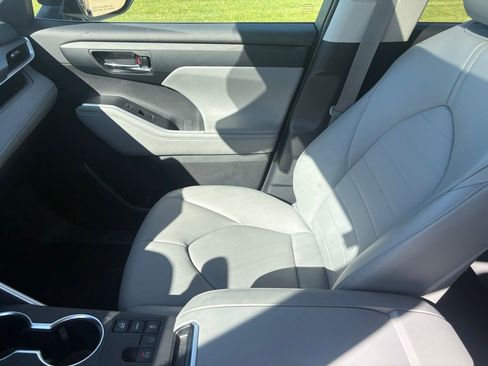 Used 2024 Toyota Highlander XLE AWD/4WD image 13