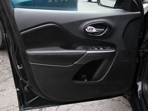 Used 2019 Jeep Cherokee Limited w/ Technology Group image 16