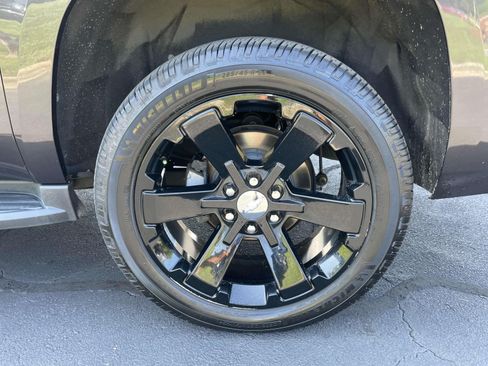 Used 2016 Chevrolet Suburban LT RWD image 7