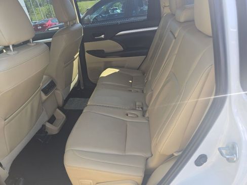Used 2019 Toyota Highlander XLE AWD/4WD image 31