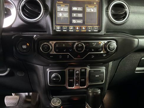 Used 2018 Jeep Wrangler Unlimited Sahara w/ Uconnect 4C Nav & Sound Group AWD/4WD image 32