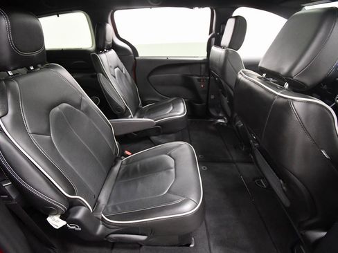 Used 2025 Chrysler Pacifica Limited image 18
