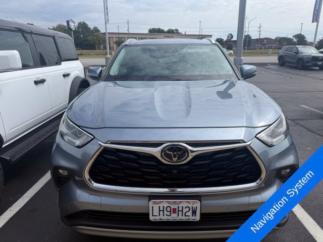 Used 2021 Toyota Highlander Platinum FWD image 2