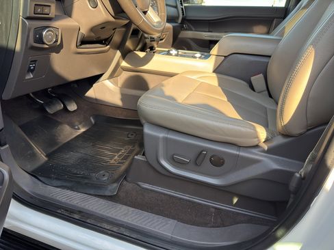 Used 2021 Ford Expedition Max XLT image 19