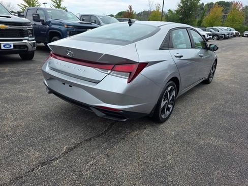 Used 2023 Hyundai Elantra SEL w/ Convenience Package FWD image 4