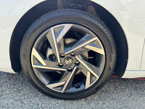 Used 2025 Hyundai Elantra Limited FWD image 10