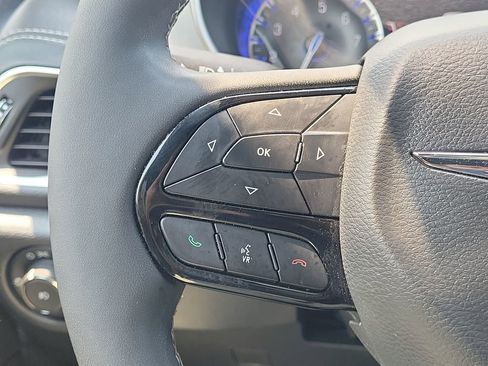 Used 2025 Chrysler Pacifica Limited FWD image 21