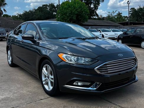 Used 2018 Ford Fusion SE w/ Fusion SE Technology Package FWD image 4