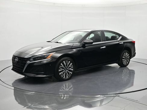 Used 2025 Nissan Altima 2.5 SV FWD image 1