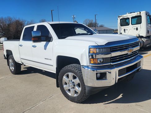 Used 2015 Chevrolet Silverado 2500 LTZ w/ LTZ Plus Package image 3
