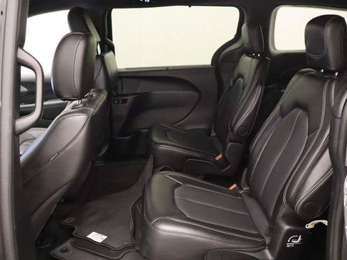 Used 2025 Chrysler Pacifica Select FWD image 37
